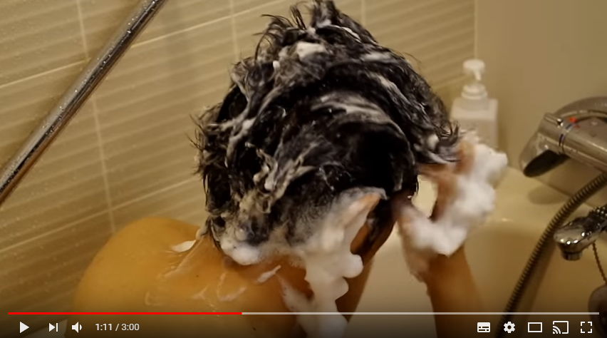 【使用中】髪でシャンプーを泡立てる